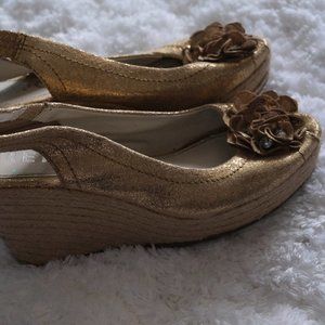 Gold sparkly size 8 Wedge Sandals